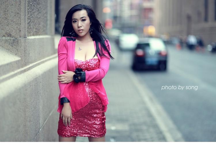 大胸美女巨乳深沟让人欲罢不能