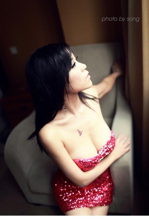 大胸美女巨乳深沟让人欲罢不能