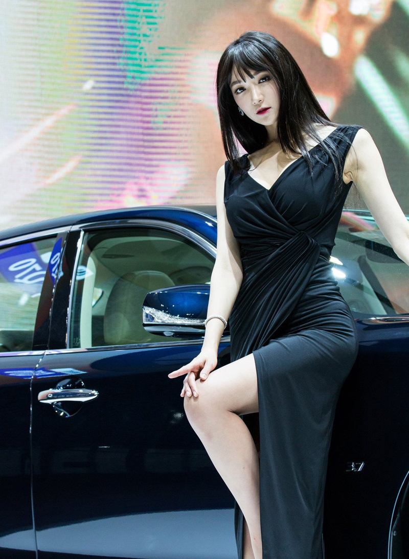 黑色长裙魅力车模金熙文性感写真