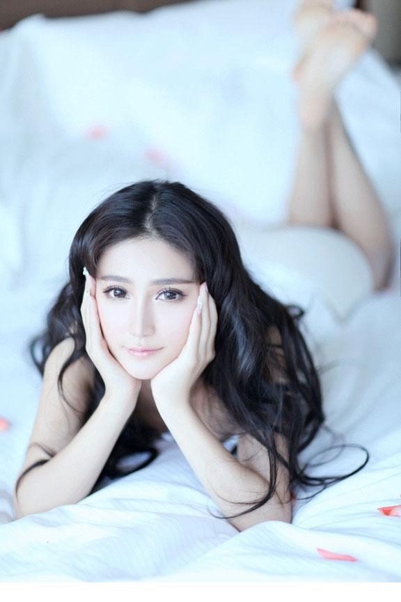 气质美女诱人私房床照