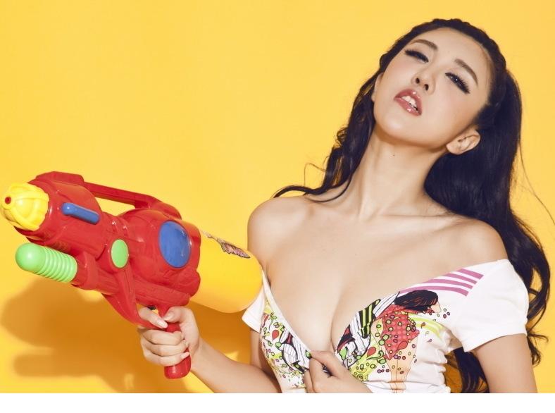 美女宝贝刚小希热辣写真胸沟深陷