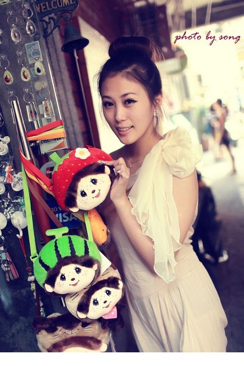 漂亮MM裸色连衣裙唯美街拍美图
