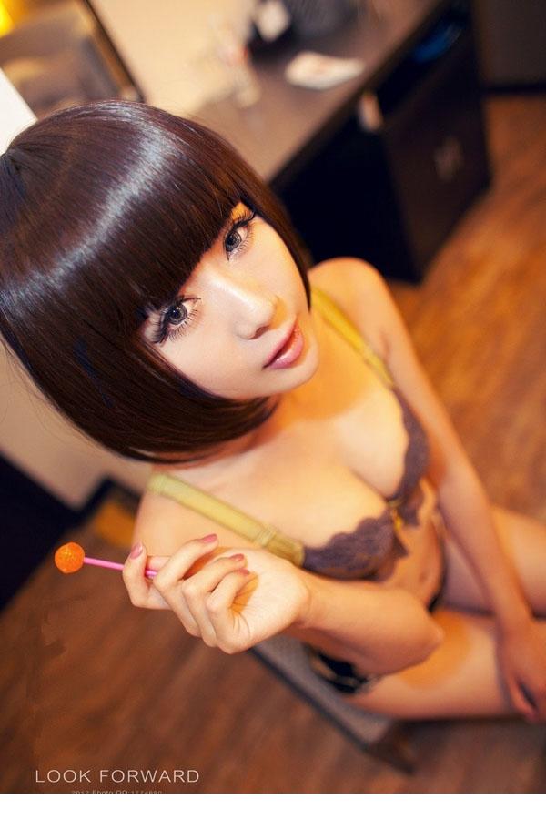媚眼美女小护士私房床照制服诱惑