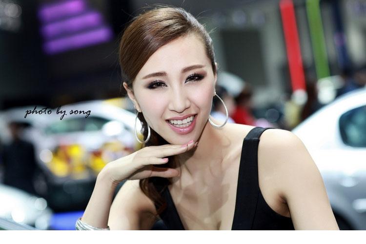 绝色车模白皙肌肤劲爆美胸