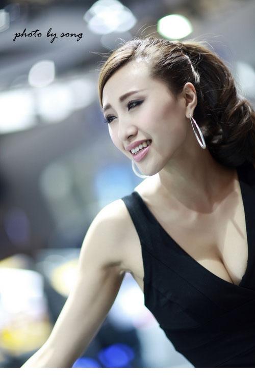 绝色车模白皙肌肤劲爆美胸