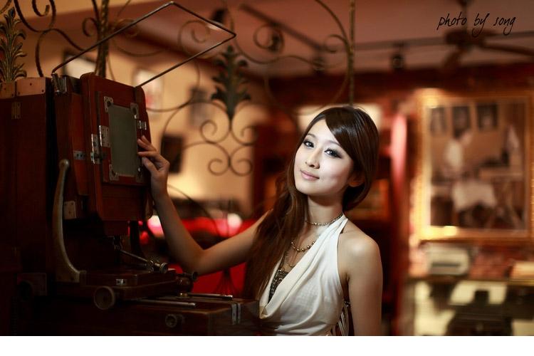 气质美女迷情夜色让人痴迷