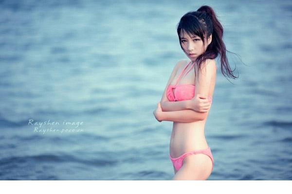 小美女粉色比基尼海边清纯诱人