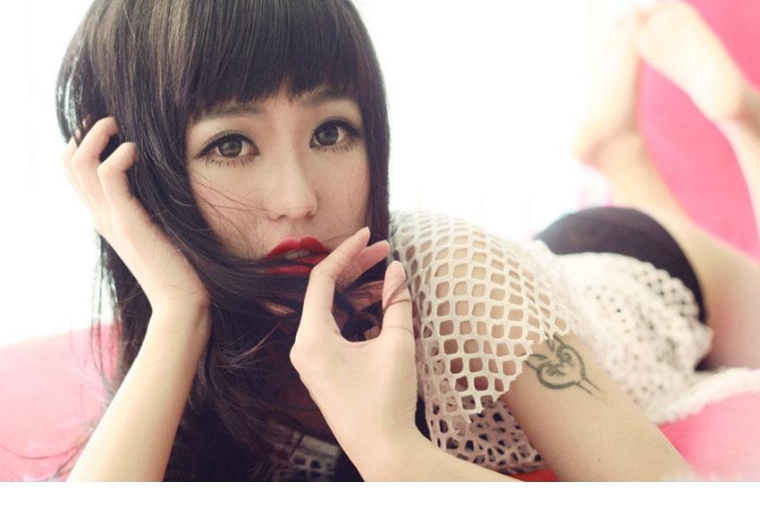 媚眼美女夏音弥漫雪白修长美腿