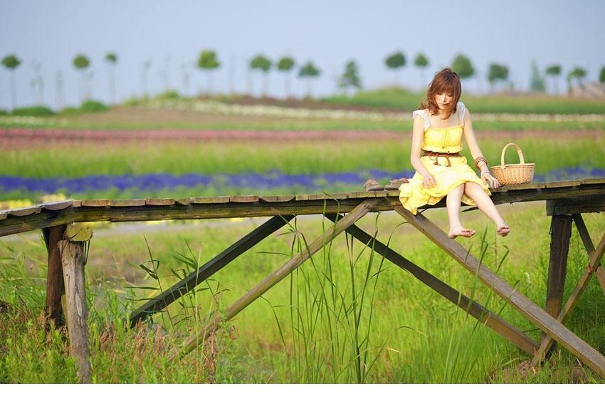 黄色连衣裙美女梦幻花海图片