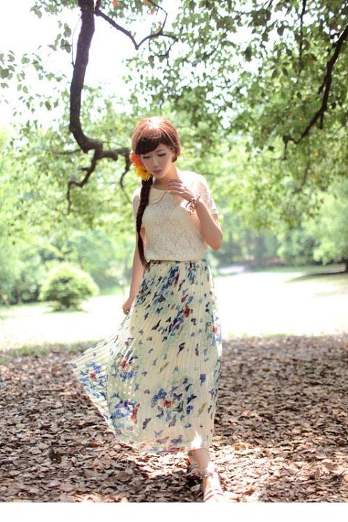 大辫子花裙姑娘美好野炊时光