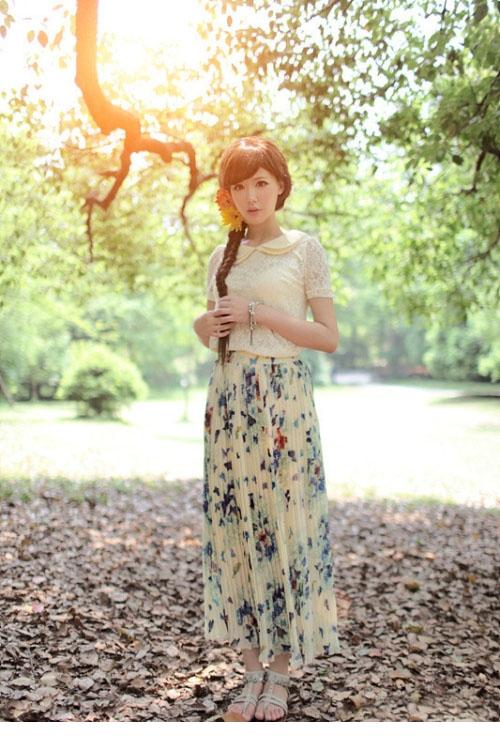 大辫子花裙姑娘美好野炊时光