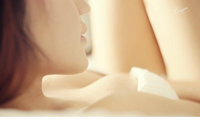 极品美女捂着胸口让你心醉