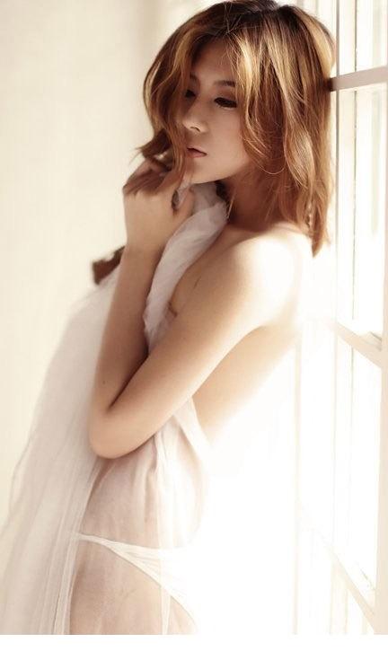 纯白美女半裸迷人私房写真