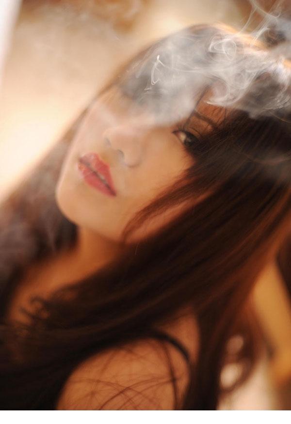 吸烟的美女让人心疼的虐恋写真