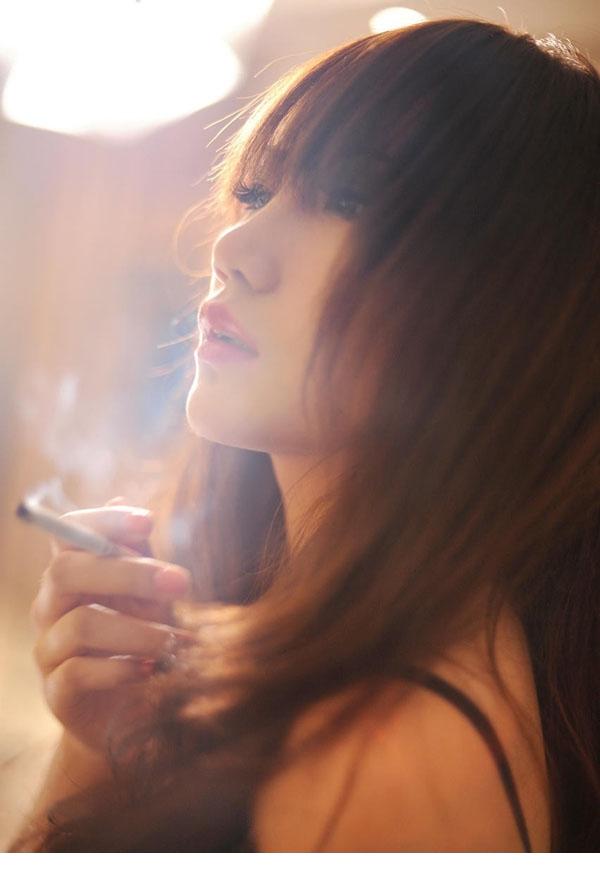 吸烟的美女让人心疼的虐恋写真