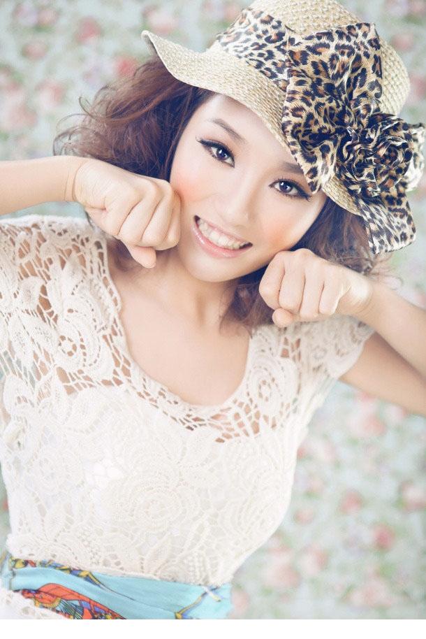 卖萌小萝莉纯白唯美婚纱图片