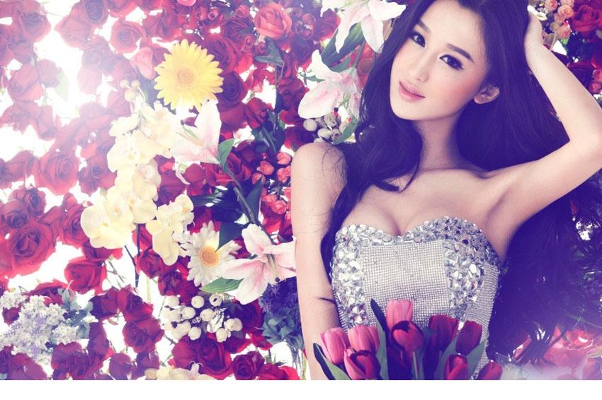 气质女神绝美容颜让鲜花失色