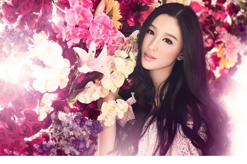 气质女神绝美容颜让鲜花失色