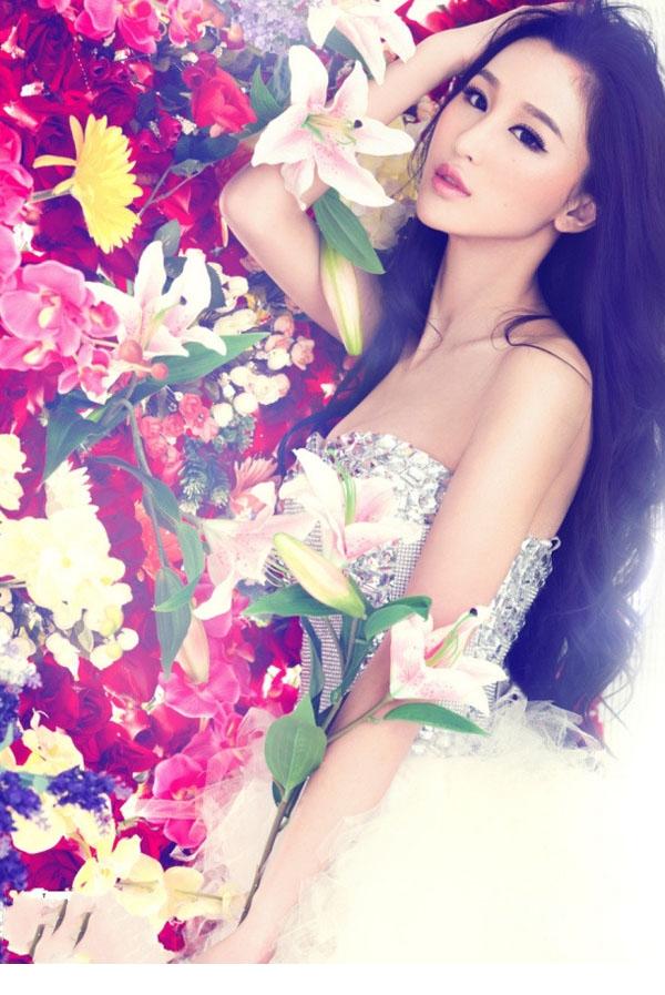 气质女神绝美容颜让鲜花失色
