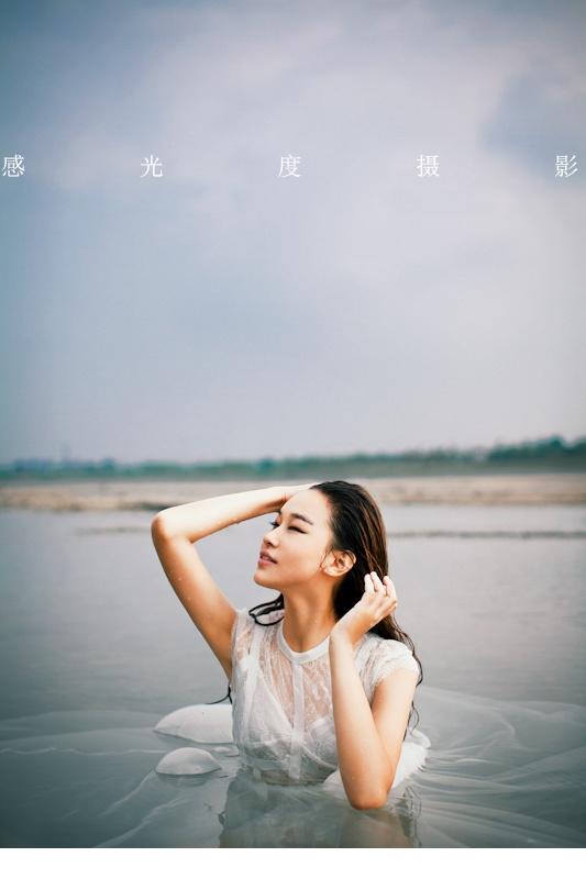 气质性感美女水中透视诱惑图片