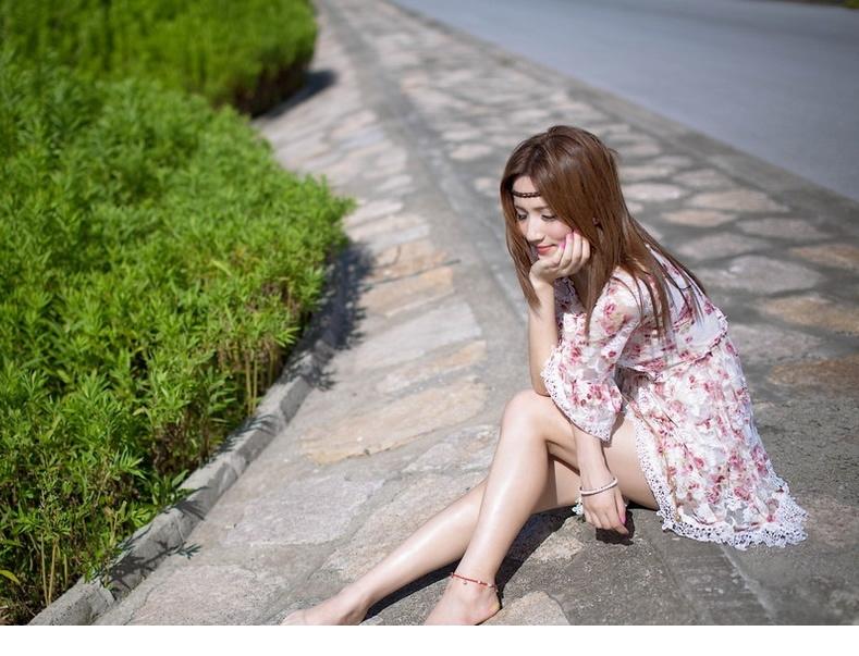清纯美女蓝蓝的天空下清新可人