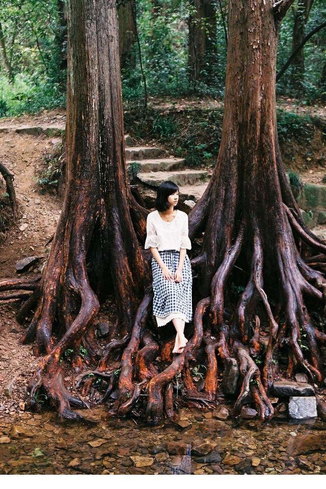 温婉女孩靓丽气质郊外写真