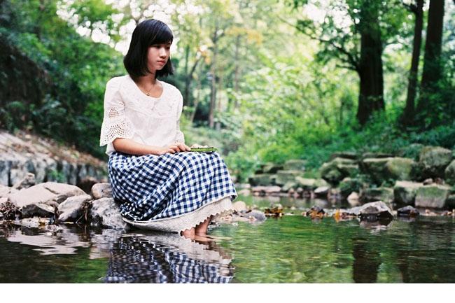 温婉女孩靓丽气质郊外写真