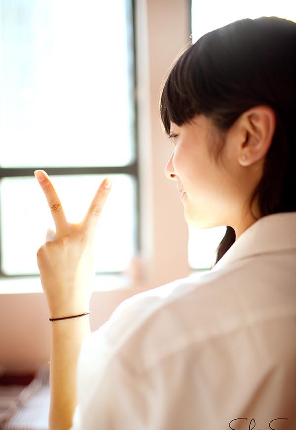 文静白衬衫女孩性感慵懒时光