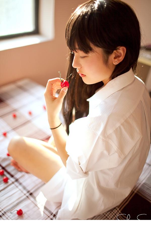 文静白衬衫女孩性感慵懒时光