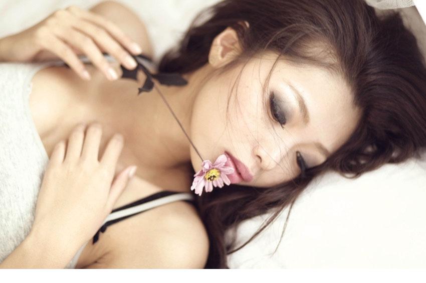 寂寞美女少妇诱惑床照