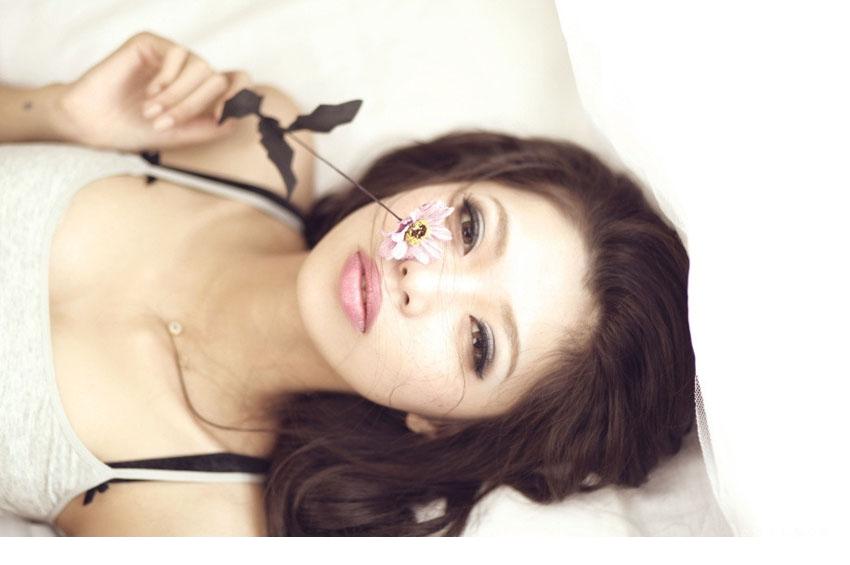 寂寞美女少妇诱惑床照
