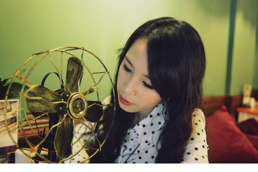 咖啡屋里落单的迷人妩媚美女