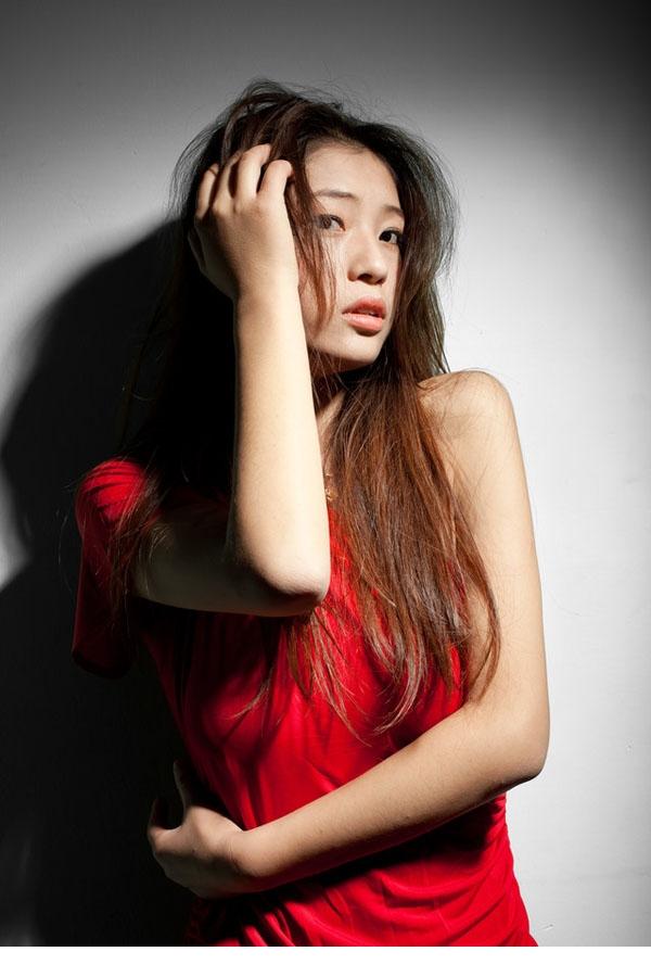 风情嫩模性感写真Show玲珑身材