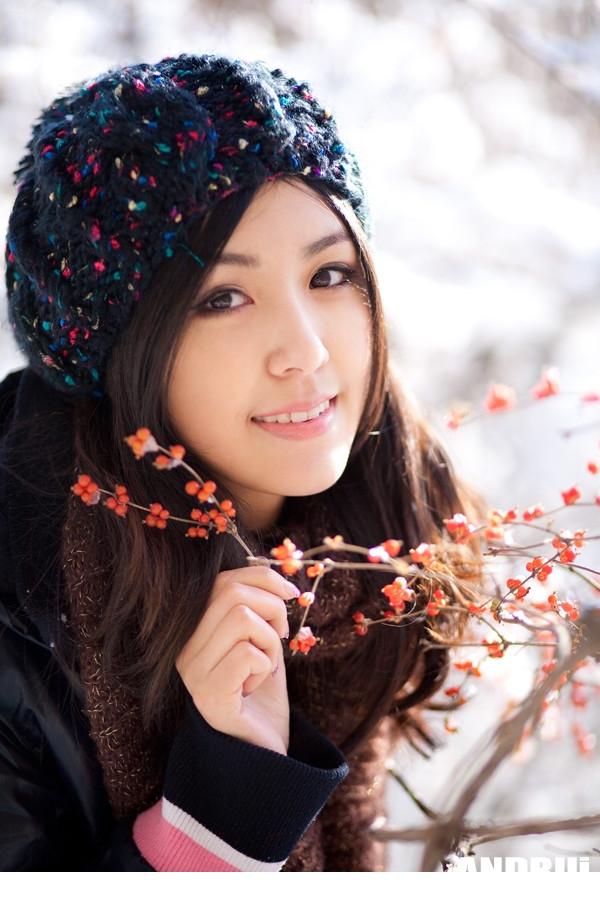 气质美女白色雪给你温暖