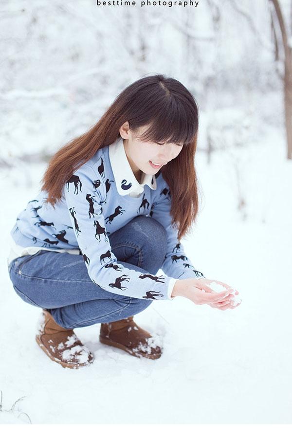 好心情女孩冬日漂亮的雪花