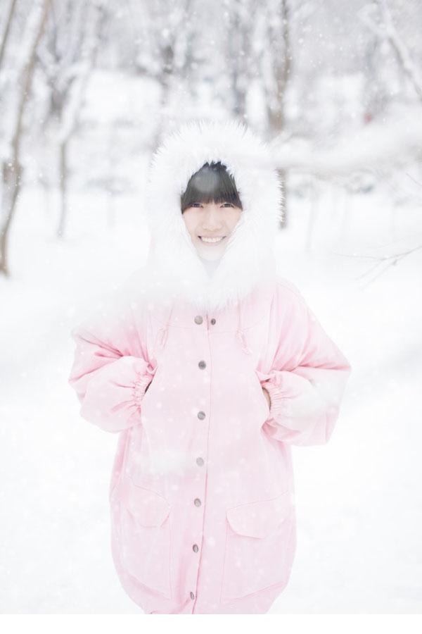 雪中粉嫩小女生图片清新迷人