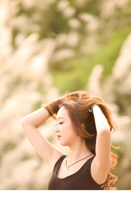 妩媚熟女性感红唇诱人曲线