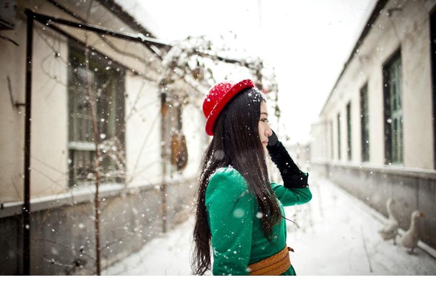 温婉美女在飘雪的季节等待谁