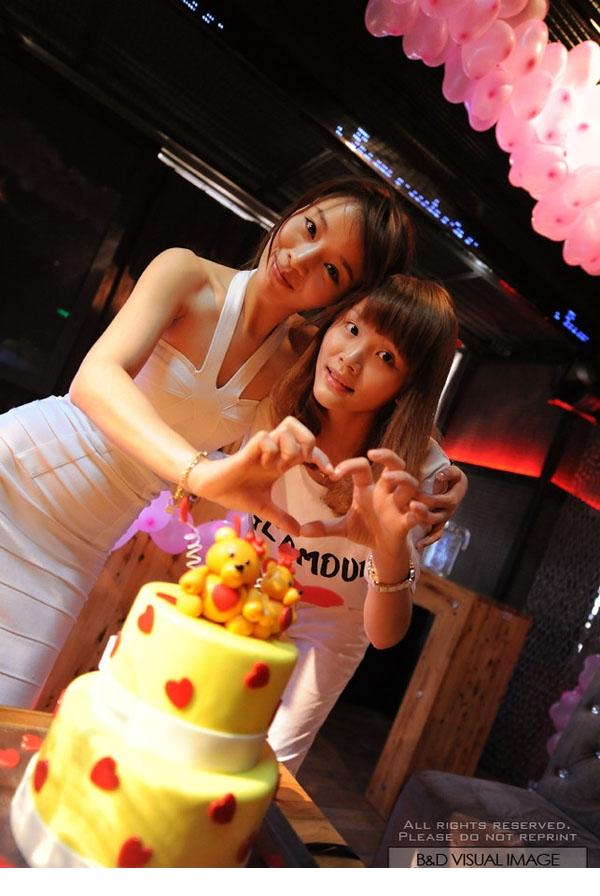 性感美女午夜聚会昏暗灯光诱人曲线