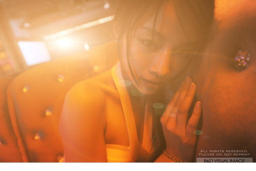 性感美女午夜聚会昏暗灯光诱人曲线