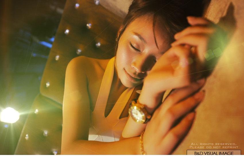 性感美女午夜聚会昏暗灯光诱人曲线