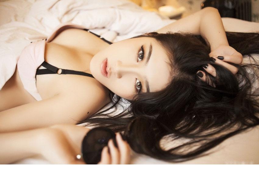 清纯落寞小美女闺房内衣图片