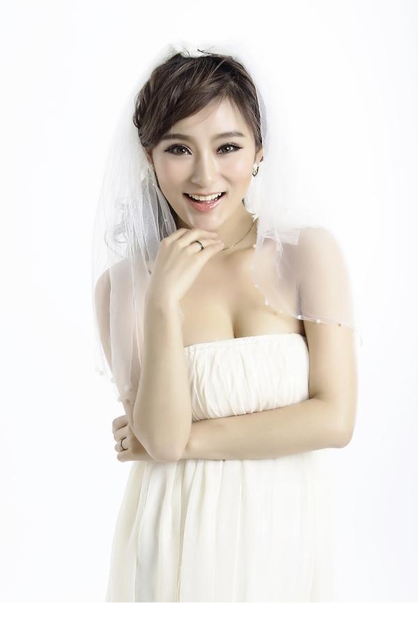 美女模特性感裸色出镜