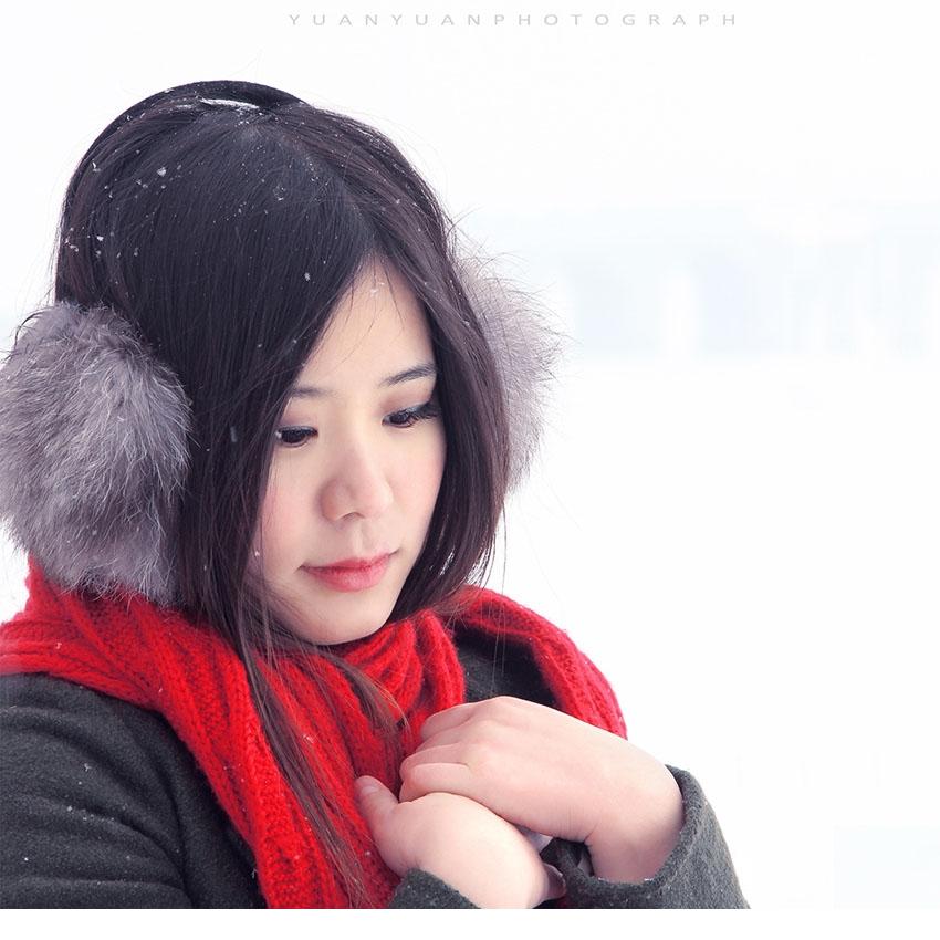 雪中的清纯甜美红衣少女