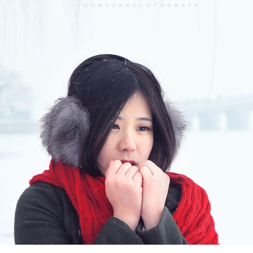 雪中的清纯甜美红衣少女