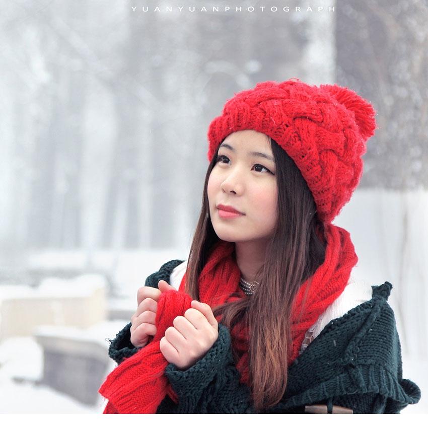 雪中的清纯甜美红衣少女