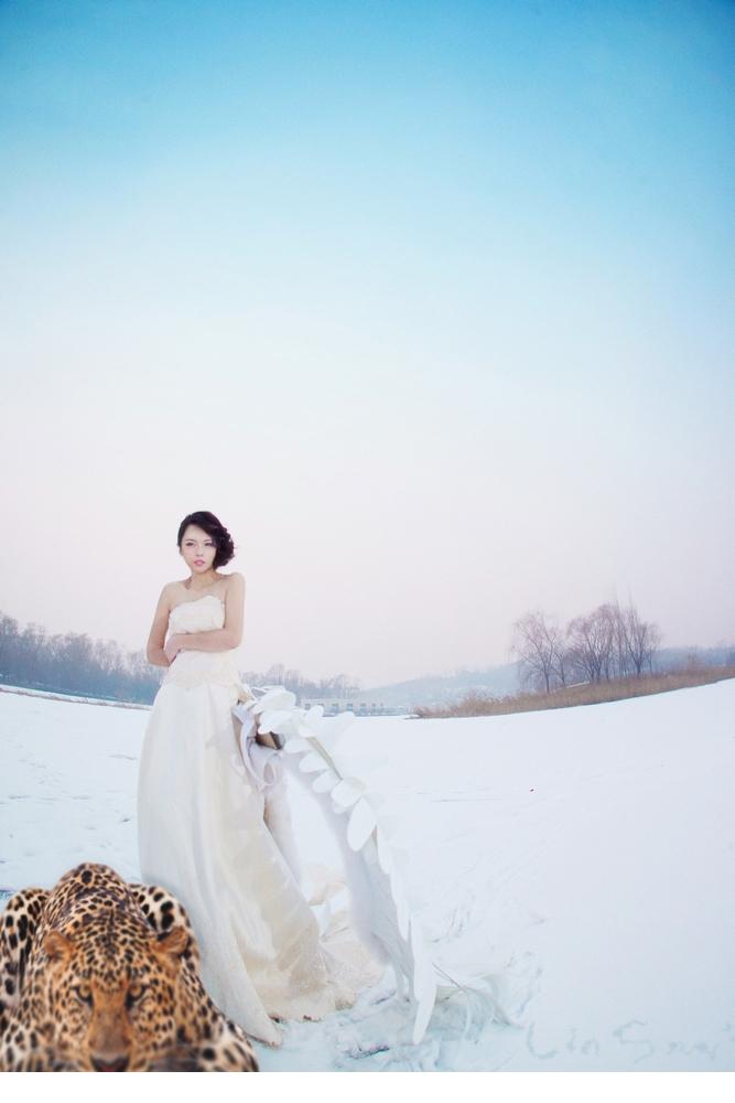 性感麻豆雪地白色婚纱写真