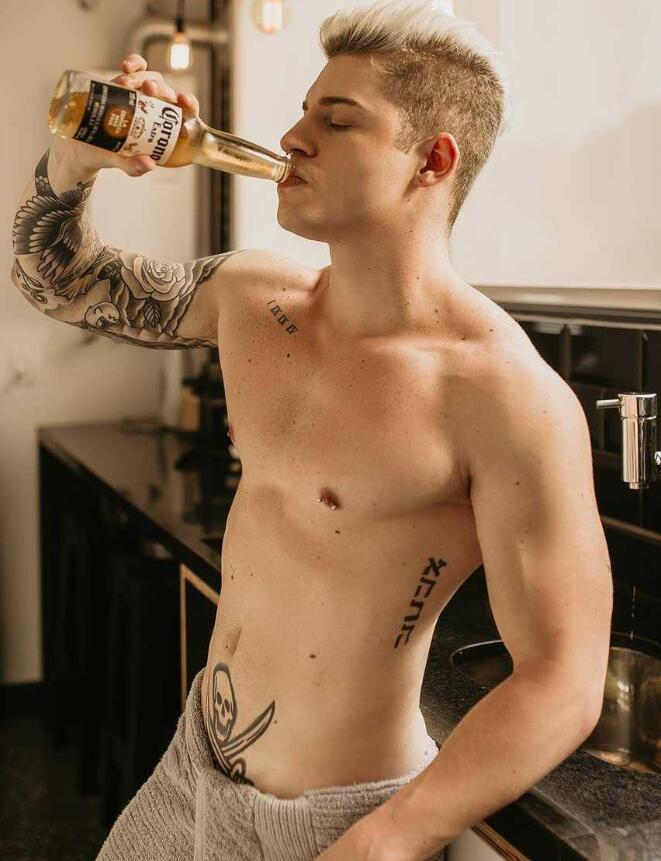 欧美纹身帅哥喝啤酒照片