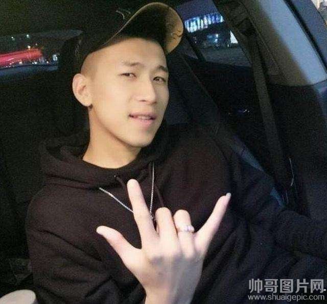 超人气网红帅哥李天佑 MC天佑帅气生活照