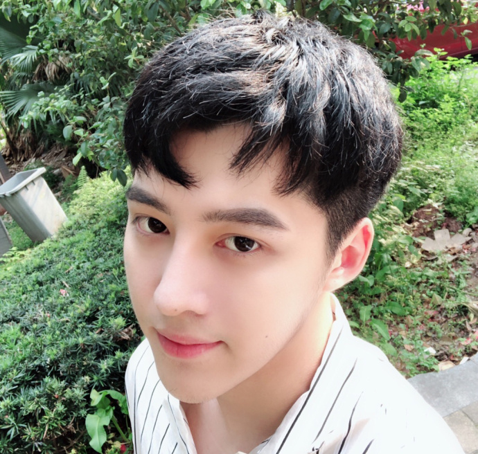 清新迷人的氧气小鲜肉帅哥自拍图片欣赏